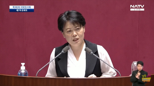 지난 2020년 7월30일 국회 본회의에서 정부여당의 임대차 3법 강행 처리 관련 '5분 자유발언'을 하는 윤희숙 국민의힘 의원.[사진=유튜브 채널 '윤희숙TV' 영상 캡처]